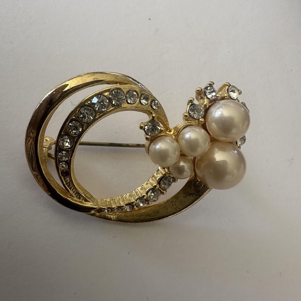 VTG Gold Tone Pearl Rhinestone Swirl Brooch Pin Cream Cluster Mid Century Glam